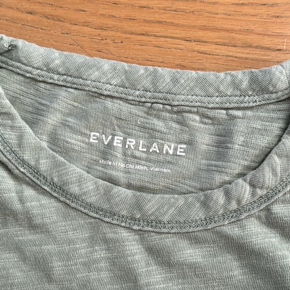 EVERLANE Men’s Light Green Heathered Cotton SS Tee - Picture 3 of 8